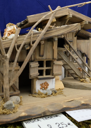 استعمال بناء السفن ليل  Figurice in dodatki za jaslice lesena hiška | Drevesnica Štivan